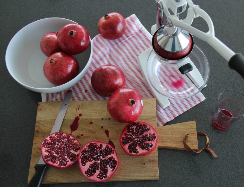 pomegranate juicing